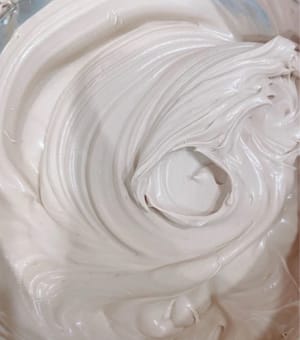 (이 단계는 아직 완료되지 않았으니, 마음껏 상상력을 발휘하세요.) 초콜릿 액체 준비:
1. 작은 냄비에 초콜릿 칩 40g과 생크림 60g을 넣습니다. 약불에서 초콜릿과 생크림이 완전히 섞일 때까지 가열합니다. 이렇게 하면 초콜릿 액체가 만들어집니다. 식힌 후 따로 둡니다.
2. 온도가 16~20°C가 되면 크림 필링을 휘핑합니다. 생크림 120g에 설탕 16g을 넣고 거품기로 70% 정도 부드러워질 때까지 휘핑합니다(크림은 약간 거칠어야 합니다). 식힌 초콜릿 액체를 혼합물에 붓고 90% 정도 부드러워질 때까지 계속 휘핑합니다(크림은 맑고 거칠며 걸쭉해야 합니다). 이렇게 하면 가나슈 필링이 완성됩니다.