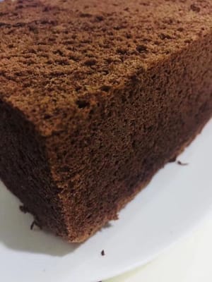 After baking, remove the cake from the pan and invert it onto a wire rack. Cover with baking paper to prevent the surface from drying out and let it cool naturally. You can then enjoy this delicious chiffon chocolate cake (see photos of some previous ones I've made). It's also delicious without any filling.

The following is optional. If you'd like to add filling, please continue reading to learn how to make a ganache cream filling. However, the pictures are incomplete, so you'll need to use your imagination.