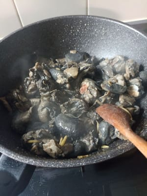 Schwarzes Huhn hinzufügen und 7-8 Minuten braten