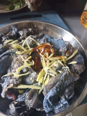 Anschließend fein geschnittenen Ingwer, 1/2 TL Pfefferpulver und 1/2 EL Austernsauce sowie 1 TL Salz dazugeben, dann alle Zutaten verrühren, bis sie gleichmäßig vermischt sind und das schwarze Huhn 20 Minuten marinieren.