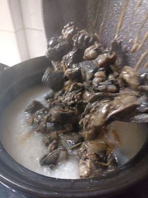 Schwarzes Huhn zum Brei geben und weitere 3 Minuten kochen