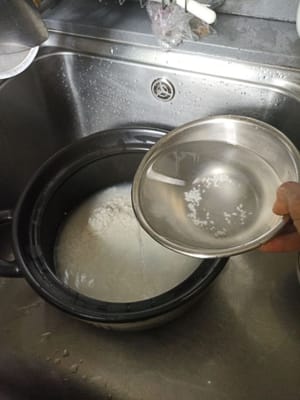 Dann fügen Sie 1700 ml Wasser hinzu, da ich 300 ml Wasser zum Einweichen verwendet habe, habe ich 2000 ml Wasser zum Kochen des Breis verwendet, Leute.