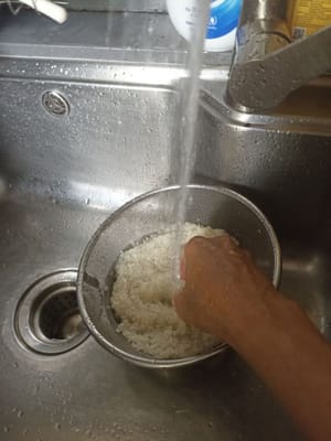 Reis vorbereiten und sauber waschen, ich verwende japanischen Rundkornreis, Freunde, damit schmeckt der Brei besser.