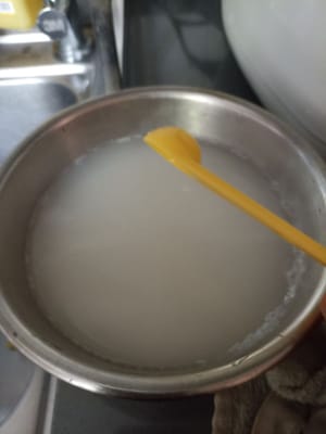 Anschließend 1/2 TL Salz hinzufügen und den Reis 1 Stunde in kaltem Wasser einweichen.