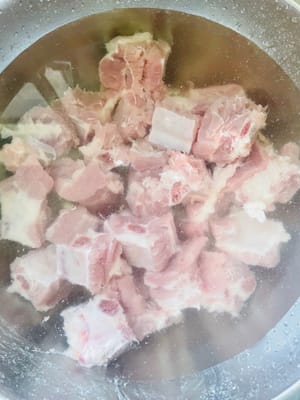 Masukkan iga ke dalam mangkuk dan tambahkan 3 sendok makan tepung maizena. Gosok iga berulang kali dengan tangan untuk menghilangkan darah atau kotoran. Bilas dengan air bersih 3 kali dan tiriskan hingga benar-benar kering.