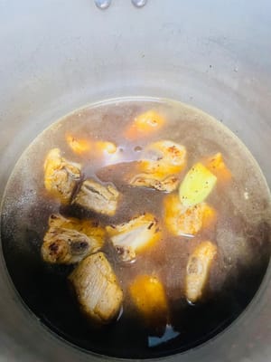 Die gebratenen Schweinerippchen und die Brühe in einen Schnellkochtopf geben, die Rippchen abdecken, heißes Wasser hinzufügen (heißes Wasser macht die Rippchen weich) und zwei Scheiben Ingwer hinzufügen. Den Topf abdecken und bei starker Hitze kochen, bis die Brühe kocht, dann die Hitze reduzieren. 12 Minuten kochen lassen, dann die Hitze abstellen und den Druck ablassen.
Bei Verwendung eines normalen Topfes bei mittlerer bis hoher Hitze ca. 40 Minuten kochen lassen.
