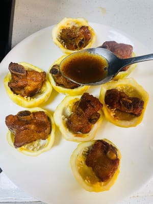 Masukkan satu iga babi ke dalam setiap cangkang dan siramkan sisa saus dari panci secara merata ke atas iga babi.
Terakhir, taburi dengan biji wijen putih yang sudah dimasak. Iga babi saus markisa dan nanas yang lezat dan beraroma siap disajikan.