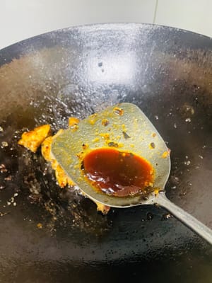 Einen Wok bei mittlerer Hitze erhitzen und 20 ml Speiseöl hinzufügen. Das Öl auf 60 % erhitzen (leicht rauchig) und unter Rühren von beiden Seiten goldbraun braten.
1. 20 g Kandiszucker hinzufügen und mit einem Pfannenwender anbraten, bis der Zucker schmilzt und bernsteinfarben wird (auf die Hitze achten, damit nichts anbrennt). Unter Rühren braten, bis jedes Stück Schweinerippchen gleichmäßig mit Zucker bedeckt ist.
2. 1 Esslöffel Kochwein hinzufügen und vom Wokrand her beträufeln, um das Aroma freizusetzen.
3. Anschließend 20 ml helle Sojasauce und 15 ml Austernsauce hinzufügen und 2 Minuten weiterbraten, damit die Rippchen die Aromen vollständig aufnehmen können.
