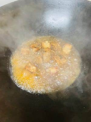 Setelah tekanan dalam panci presto turun secara alami, buka tutupnya, tuang kembali iga dan kaldu ke dalam wajan, lalu masak dengan api besar hingga kaldu mengental.