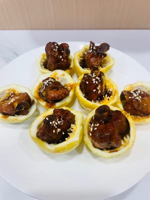 In jede Rippchenschale eine Rippchenhälfte legen und die restliche Sauce aus dem Topf gleichmäßig darüber verteilen. Zum Schluss mit gekochtem weißem Sesam bestreuen. Fertig sind die köstlichen und aromatischen Rippchen mit Passionsfrucht-Ananas-Sauce.