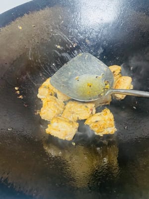 Panaskan wajan di atas api sedang dan tambahkan 20 ml minyak goreng. Panaskan minyak hingga 60% (sedikit berasap), lalu tumis hingga kedua sisi berwarna cokelat keemasan.

1. Tambahkan 20 g gula batu dan tumis dengan spatula hingga gula meleleh dan berubah warna menjadi kuning keemasan (perhatikan panasnya agar tidak gosong). Tumis hingga setiap potongan iga babi terlumuri gula secara merata.
2. Tambahkan 1 sendok makan arak masak, siramkan sedikit dari sisi wajan untuk mengeluarkan aromanya.
3. Selanjutnya, tambahkan 20 ml kecap asin dan 15 ml saus tiram, lalu lanjutkan menumis selama 2 menit agar iga menyerap bumbu sepenuhnya.