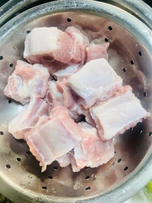 Die Spareribs in eine Schüssel geben und 3 Esslöffel Maisstärke hinzufügen. Die Rippchen wiederholt mit den Händen abreiben, um Blut oder Unreinheiten zu entfernen. Dreimal mit klarem Wasser abspülen und abtropfen lassen. Beiseite stellen.