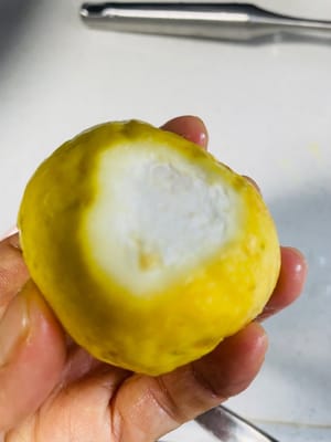 taruh kulit buah markisa yang sudah dibersihkan pada piring dan sisihkan.