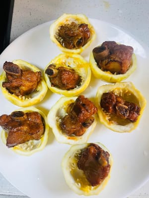 Masukkan satu iga babi ke dalam setiap cangkang dan siramkan sisa saus dari panci secara merata ke atas iga babi.
Terakhir, taburi dengan biji wijen putih yang sudah dimasak. Iga babi saus markisa dan nanas yang lezat dan beraroma siap disajikan.