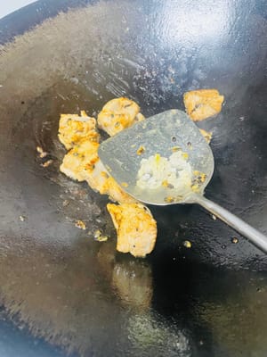 Panaskan wajan di atas api sedang dan tambahkan 20 ml minyak goreng. Panaskan minyak hingga 60% (sedikit berasap), lalu tumis hingga kedua sisi berwarna cokelat keemasan.

1. Tambahkan 20 g gula batu dan tumis dengan spatula hingga gula meleleh dan berubah warna menjadi kuning keemasan (perhatikan panasnya agar tidak gosong). Tumis hingga setiap potongan iga babi terlumuri gula secara merata.
2. Tambahkan 1 sendok makan arak masak, siramkan sedikit dari sisi wajan untuk mengeluarkan aromanya.
3. Selanjutnya, tambahkan 20 ml kecap asin dan 15 ml saus tiram, lalu lanjutkan menumis selama 2 menit agar iga menyerap bumbu sepenuhnya.