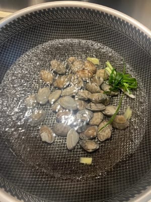 水滾後倒入蜆