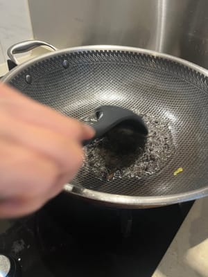 Erhitzen Sie die Pfanne, geben Sie ein wenig Öl hinein, geben Sie den gehackten Tofu hinzu und braten Sie ihn in der Pfanne, bis er duftet (der gebratene Tofu muss bei niedriger Hitze gebraten werden).