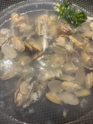 Wenn Sie sehen, dass die Muscheln knacken, heben Sie sie auf.