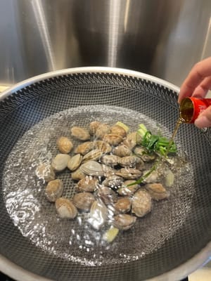 跟住倒少許料酒