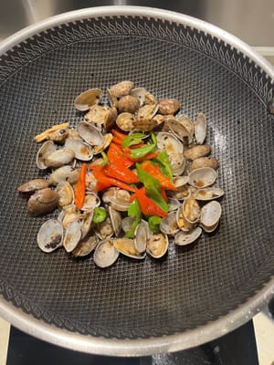 再倒入已灼好7成熟的青紅椒撈勻