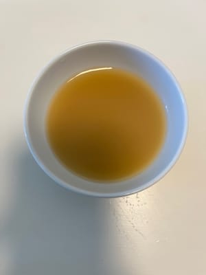 Zum Schluss eine dicke Soße zubereiten: 1 Teelöffel Sojasauce, 1 Teelöffel Maisstärke, 10 ml kaltes kochendes Wasser, gut umrühren und beiseite stellen