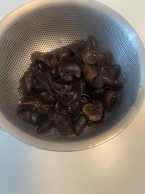 Die Ohren entfernen und beiseite legen
