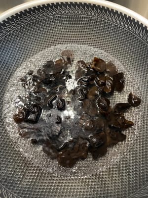 Kochen Sie den Wolkenohrpilz 2 Minuten lang in kochendem Wasser