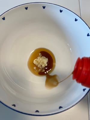 Sojasauce hinzufügen