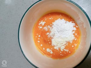 Beat an egg in a bowl, add a teaspoon of corn starch, a little salt, and a little pepper. Use chopsticks to stir until it becomes a sticky paste.