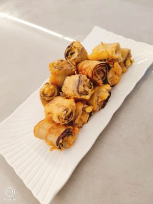 Fry until golden and crispy, then take it out and a crispy and refreshing eggplant roll is ready