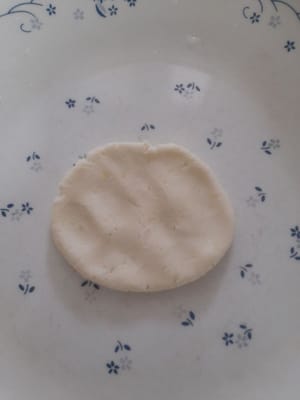 Tome ± 21-23 gramos de masa, aplánela, agregue el relleno y luego forme una bola.