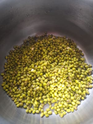 Cara membuat isian ;
Kacang hijau yang sudah direndam selama 4 jam ,Tiriskan kacang hijau yang sudah direndam lalu pindahkan ke panci .