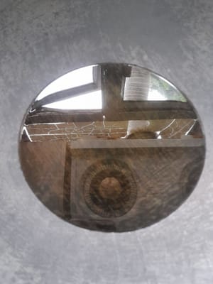 A continuación, prepara una sartén y añade suficiente aceite. Coloca los onde-onde en el aceite, que aún no está caliente (para evitar que exploten al freírlos), a fuego lento primero.