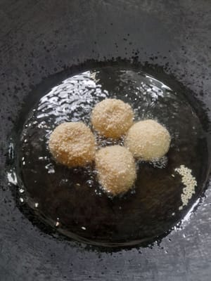 Setelah onde-onde mengapung naikan ke api sedang .jangan lupa dibalik