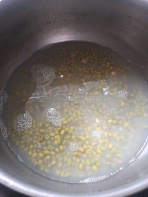 Hervir con 350 ml de agua a fuego medio hasta que el agua se reduzca. Apagar el fuego. Dejar que desaparezca el vapor y licuar hasta obtener una mezcla homogénea.