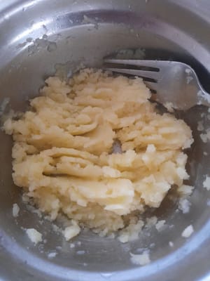 Preparar un recipiente, mezclar la harina de arroz glutinoso (200 g de harina de arroz glutinoso, 50 g de puré de papas, 5 cucharadas de azúcar granulada, 1/4 cucharadita de sal), agregar agua tibia (190 ml de agua tibia) poco a poco, detenerse cuando se pueda moldear.