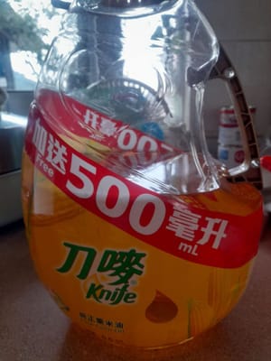 Suficiente aceite de cocina para freír el onde-onde
