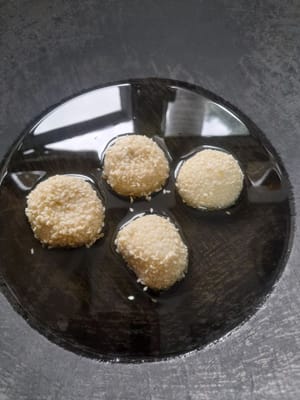 Kemudian,siapkan wajan tambahkan minyak goreng secukupnya.
Masukan onde -onde kedalam minyak yang belum panas (agar tidak meletus saat digoreng ),pakai api kecil dulu .