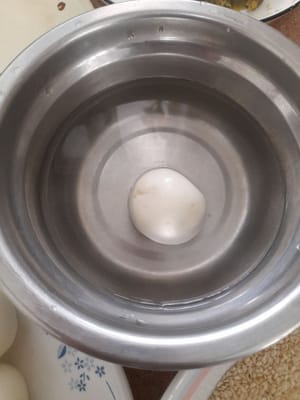 Sumerja la masa en agua y luego pásela por las semillas de sésamo presionando suavemente, para que las semillas de sésamo se adhieran perfectamente.
