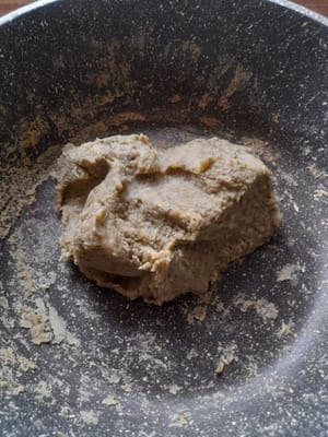 Calentar una sartén/wok de teflón, agregar judías verdes finamente molidas, agregar (70 g de azúcar granulada, 1/4 cucharadita de sal y solución de harina de arroz glutinoso), revolver bien, luego agregar 35 ml de aceite de cocina, revolver bien hasta que la masa esté suave y se puedan formar bolas, apagar el fuego, retirar y reservar.