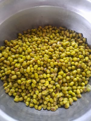 Preparación del relleno:

Remoje los frijoles mungo durante 4 horas. Escúrralos y páselos a una cacerola.