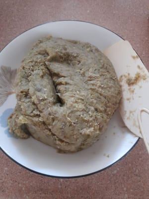 Panaskan teflon /wajan masukan kacang hijau halus tambahkan (70gr gula pasir ,1/4 sendok teh garam ,dan larutan tepung ketan) aduk rata lalu tambahkan 35 Mili Minyak goreng ,aduk rata sampai adonanya Kalis dan bisa di bulat