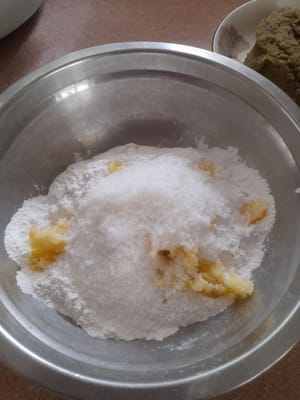 Preparar un recipiente, mezclar la harina de arroz glutinoso (200 g de harina de arroz glutinoso, 50 g de puré de papas, 5 cucharadas de azúcar granulada, 1/4 cucharadita de sal), agregar agua tibia (190 ml de agua tibia) poco a poco, detenerse cuando se pueda moldear.