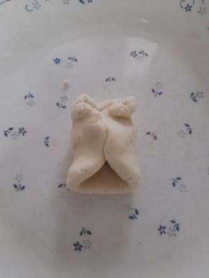Tome ± 21-23 gramos de masa, aplánela, agregue el relleno y luego forme una bola.