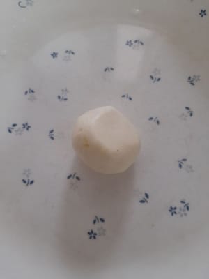 Tome ± 21-23 gramos de masa, aplánela, agregue el relleno y luego forme una bola.
