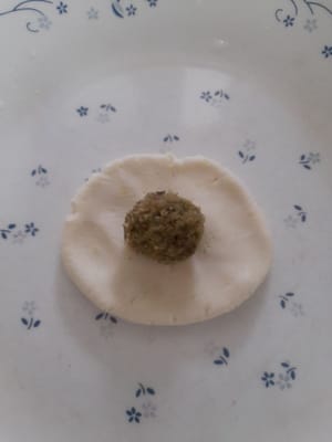 Tome ± 21-23 gramos de masa, aplánela, agregue el relleno y luego forme una bola.