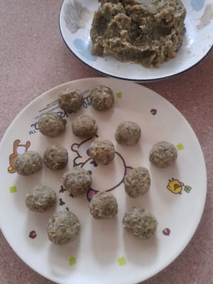 Tunggu agak dingin Lalu bulatkan - bulatkan sekitar 10-12 gram , sisihkan