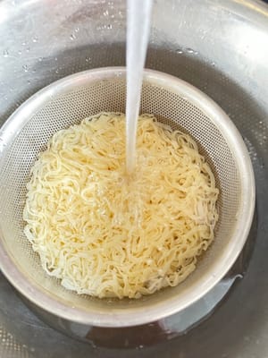 냄비를 스토브 위에 올리고 물을 붓고 끓인 후, 면을 3분간 삶습니다. 불을 끕니다.