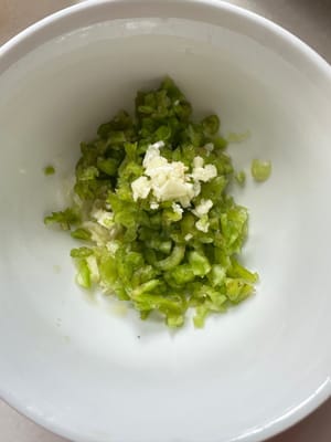 마늘과 고추를 다진다. 소금을 약간 넣는다. 38도(섭씨 45도)의 기름을 붓고 잘 저어준다. 면에 간을 한다.