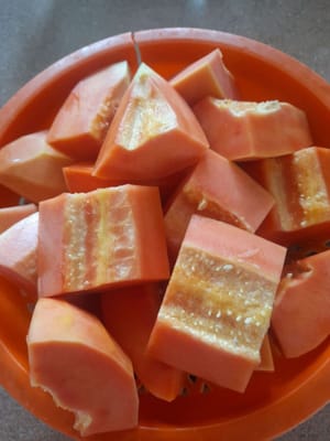 Papaya schälen und halbieren, Inhalt entnehmen und sauber waschen, in Stücke schneiden.